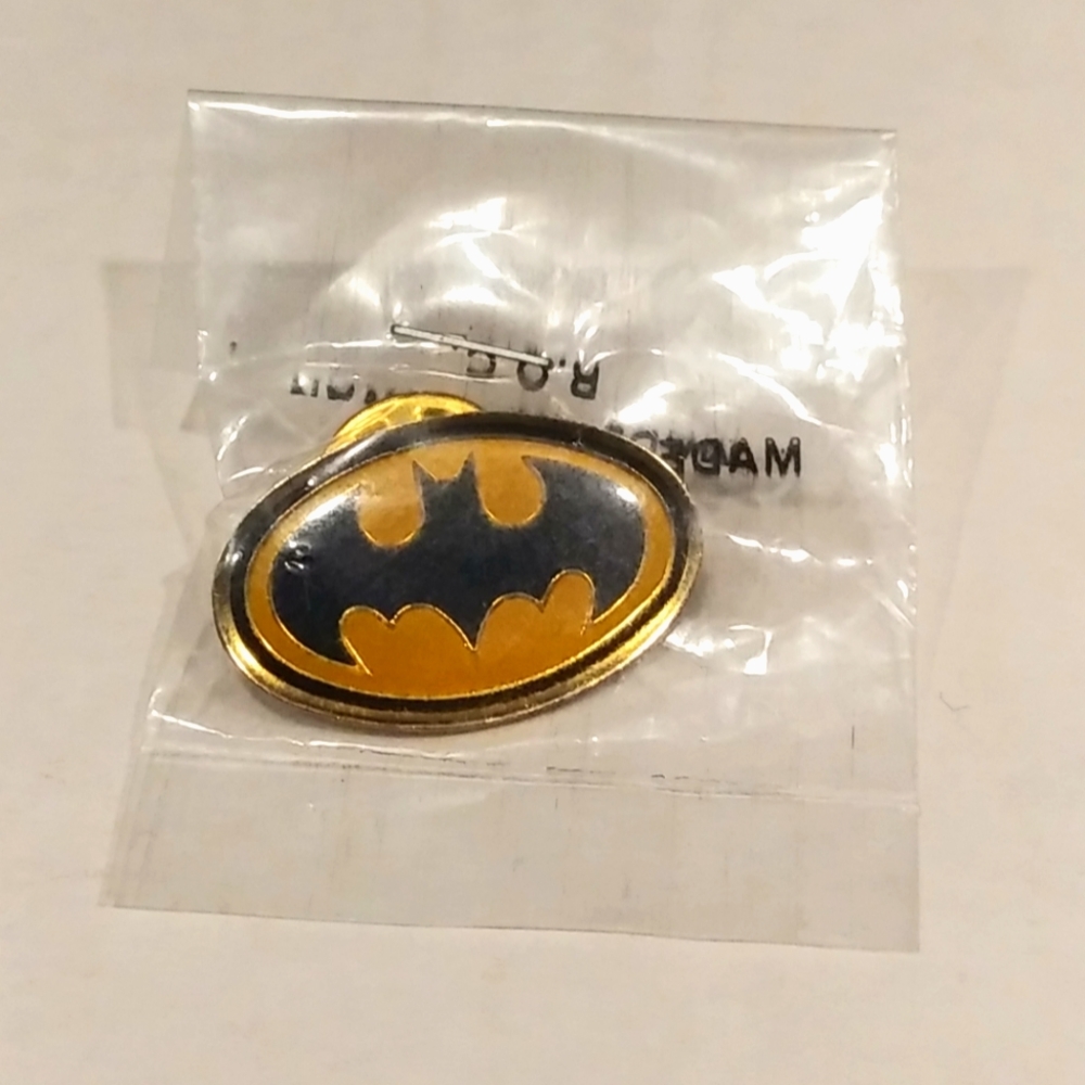 NEW VINTAGE 1984 Batman Logo Lapel Pin - Black/Yellow - DC Comics